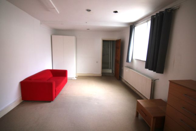 Flat to rent in Bramber Road, London