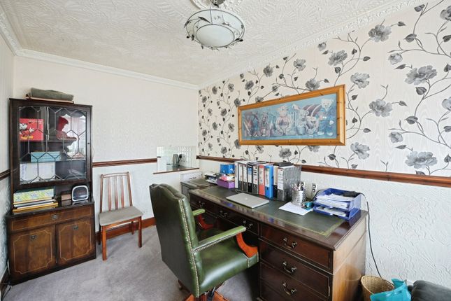 16, Hillfoot Road, Romford photo 3