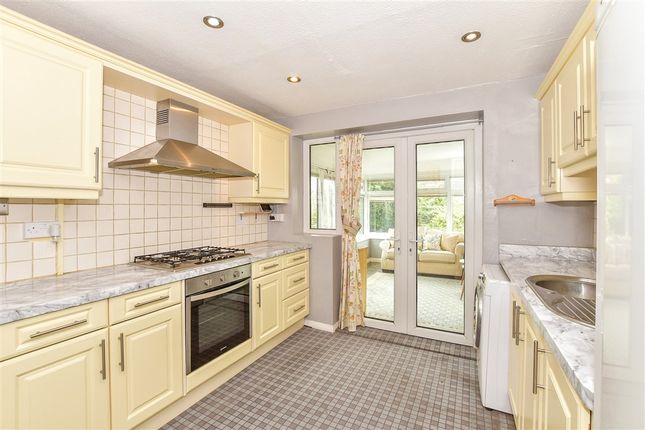 2-bed semi-detached on Hawthorn Close, Hythe, £295,000