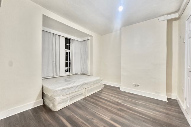 Specious Studio Flat To Rent On Fernlea Road, Mitcham, Cr4