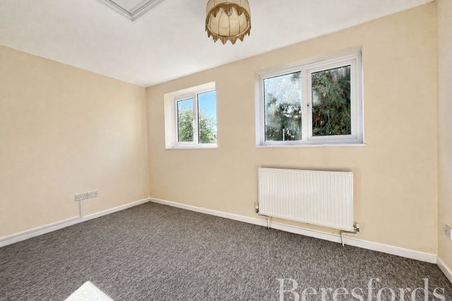 25, Longfield, Witham photo 4