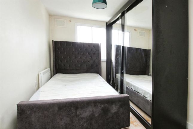 Flat 24, Acer Court, Enfield photo 5