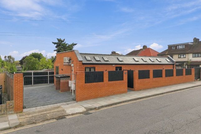 4, Parkland Avenue, Greater London photo 4