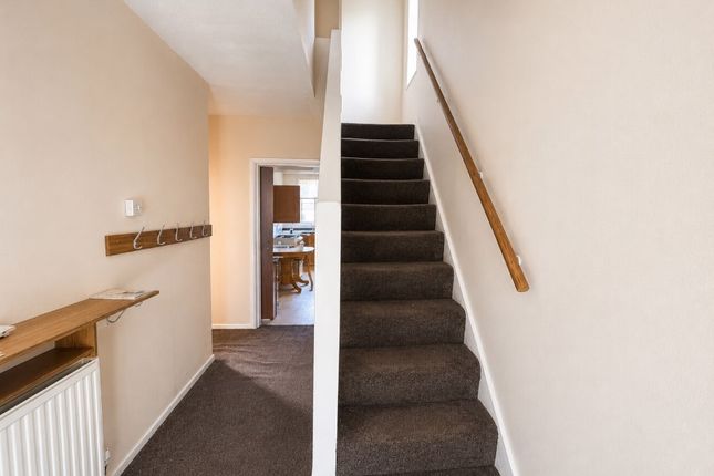 31 Peverels Way, Northampton photo 2