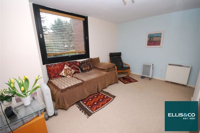 15, Britten Close, Golders Green photo 3