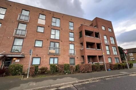 2-bed flat on 8, The Chase, Grays, £230,000