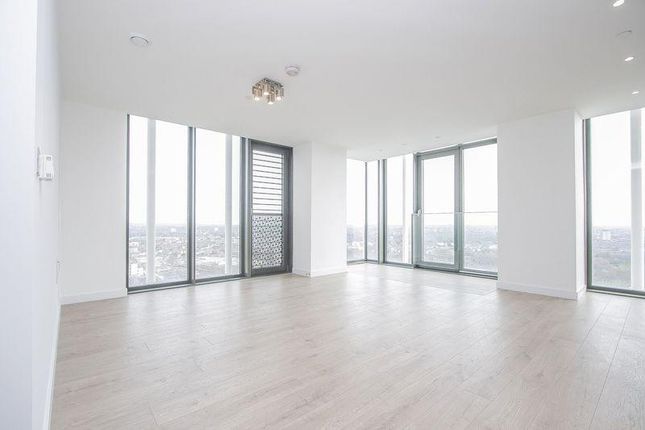 Flat to rent in Great Eastern Road, London