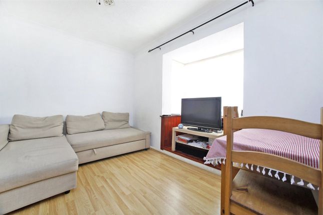 82, Oxley Close, London photo 2