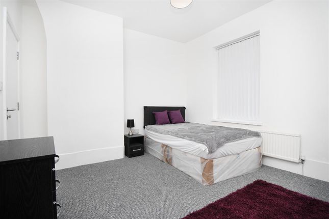 Room 4, 112, Hollingreave Road, Burnley photo 4