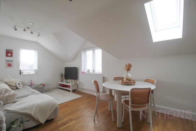 Flat to rent in Poppy House, Paynes Park, Hitchin