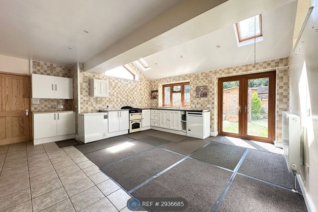Yew Tree Drive, Guildford photo 5