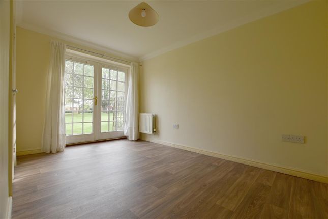 Flat to rent in Gawton Crescent, Coulsdon