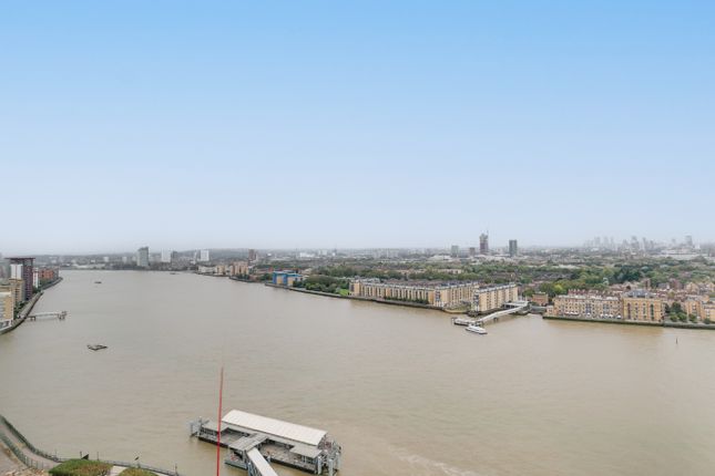 Flat for sale in Westferry Circus, London