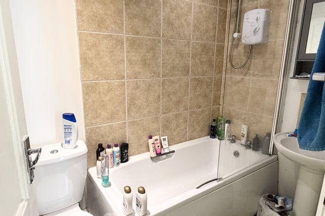 Room 4, 37, Heathside Road, Manchester photo 5
