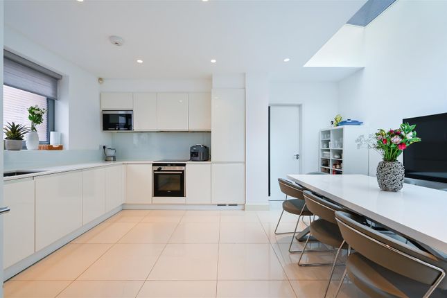 One B, West Hampstead Mews, London photo 5