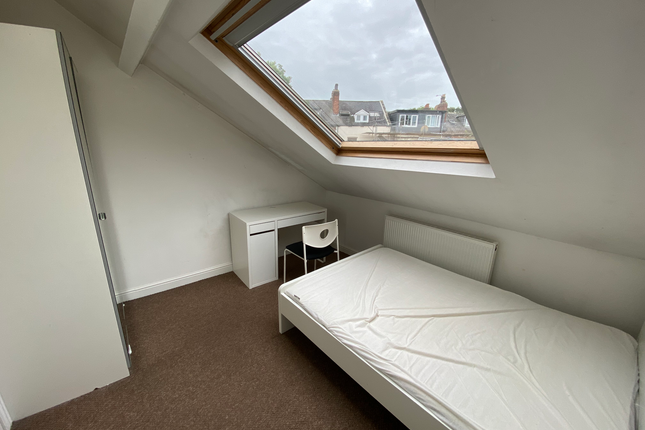 5 HPT TF R5, Top Flat, Room 5, 5 Hyde Park Terrace, LS6 1BJ, Leeds photo 3