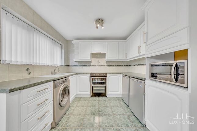 45 Cowdray Way, Hornchurch photo 2