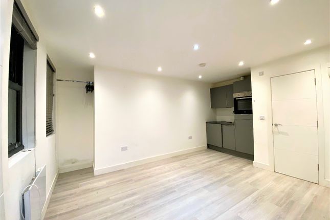 Studio to rent in Spencer Road, East Molesey