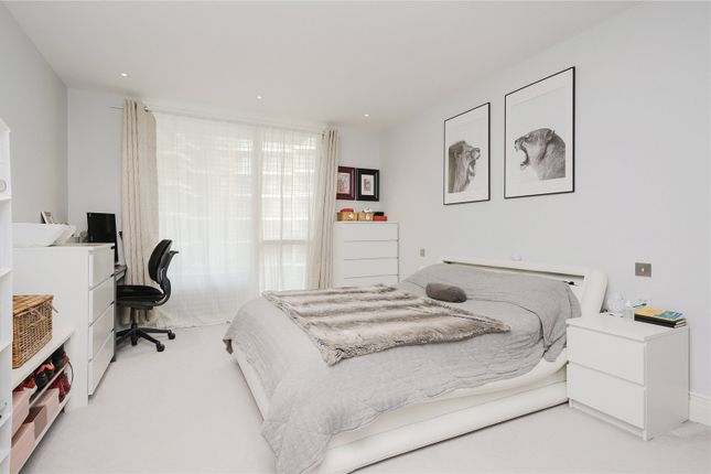 Flat for sale in Queenshurst, Kingston Upon Thames
