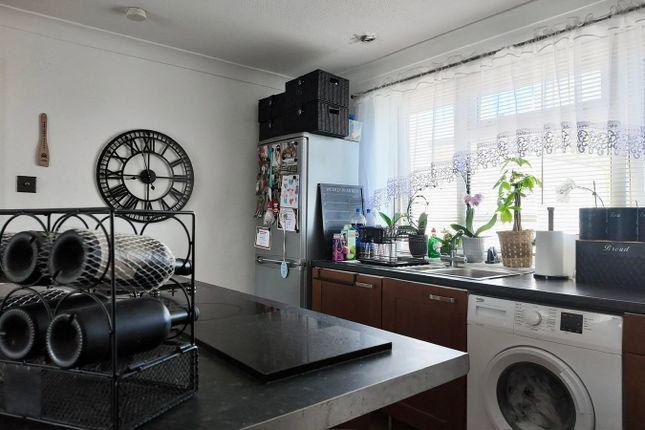 35, Caburn Court, Crawley photo 5
