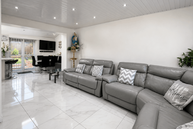 31 Everside Drive, Manchester photo 2