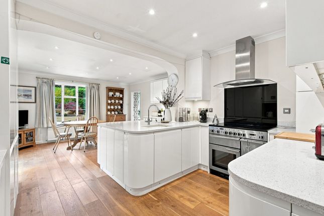 17 Woodlands Close, Ascot photo 2