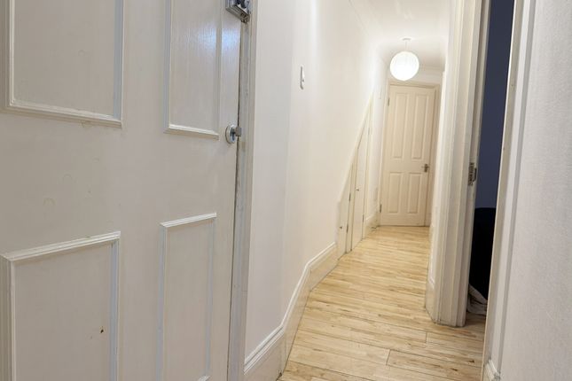 Flat B, London photo 4