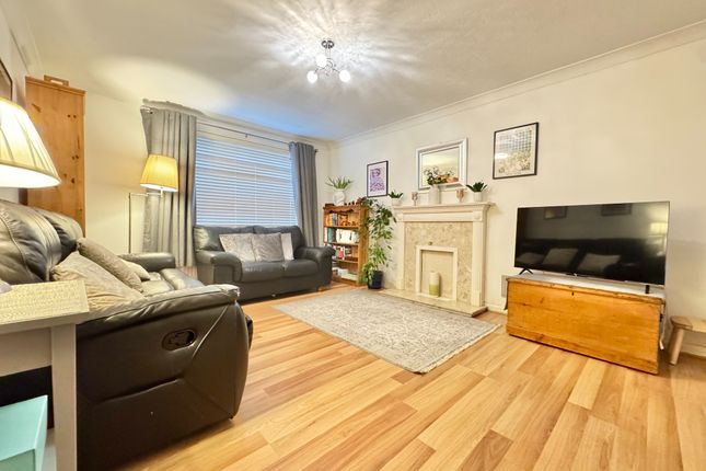 9 The Glades, Locks Heath, Southampton photo 2