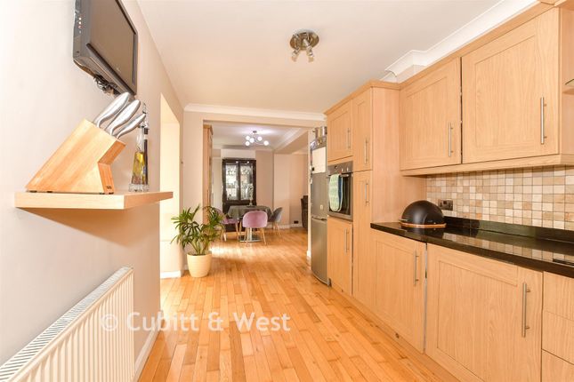 11, Beechwood Villas, Salfords photo 4