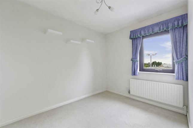 Flat for sale in Farriers Road, Epsom