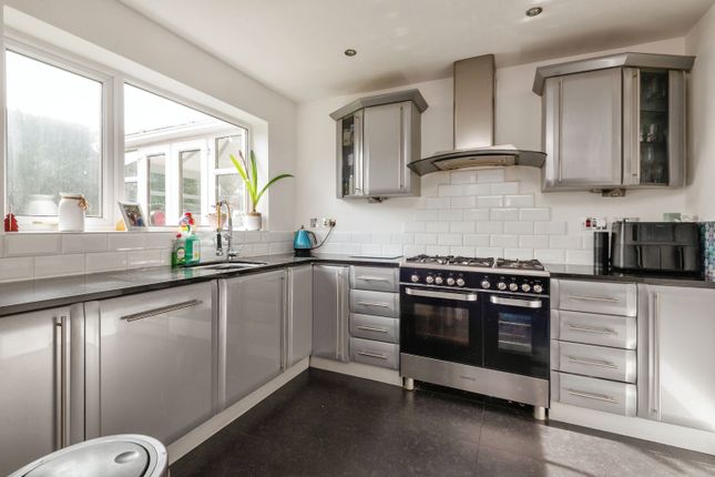 5, Hopefield Chase, Rothwell, Leeds photo 4