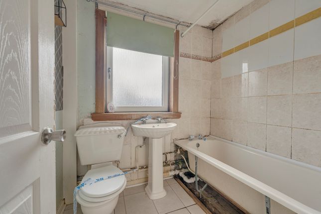 End terrace house for sale in Woodlands Terrace, Blairhall, Dunfermline