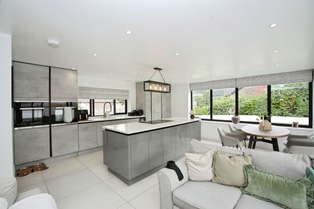 Tynewydd Bungalow, High Street, Newbridge photo 4