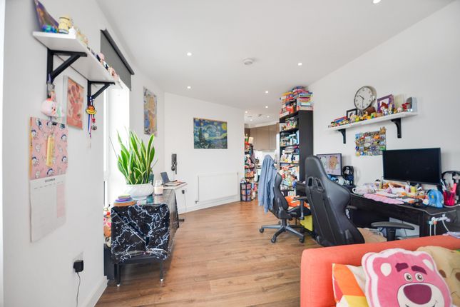 Hallington Court - 2 Bedroom, 6 Brannigan Way, London photo 3
