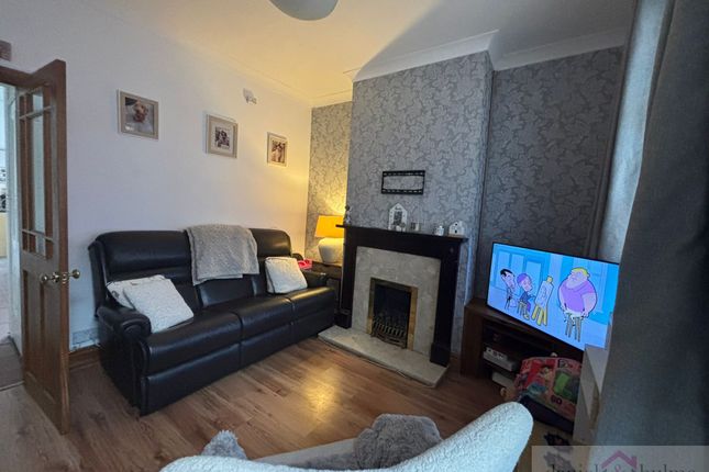6 Portland Street, Leek photo 3