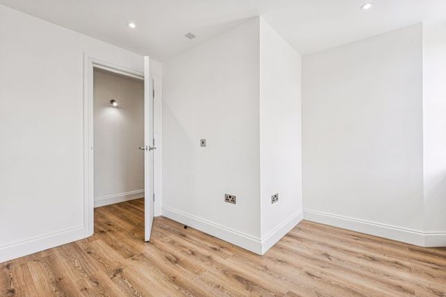 Flat 4, 61, Broadway, Stratford photo 4