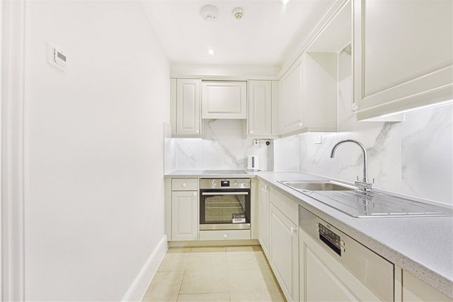 Flat to rent in Observatory Gardens, Kensington