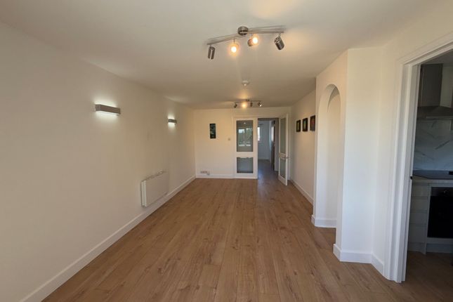 48, Viewfield Close, Greater London photo 3