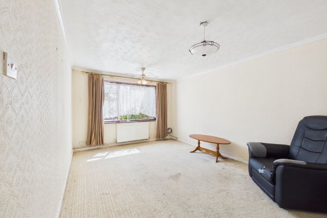 74, Whitley Close, Surrey photo 2