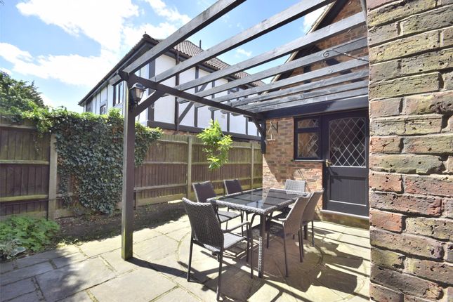 7, Hedingham Close, Surrey photo 2