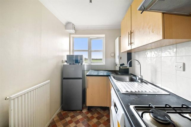 34, David Close, Greater London photo 3