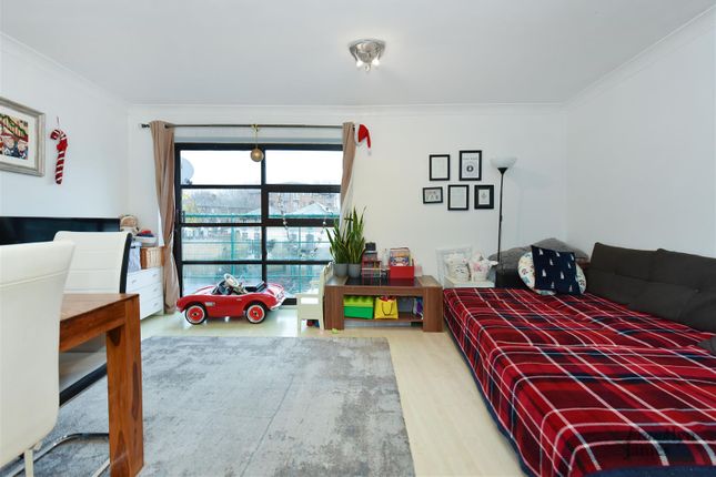 Flat for sale in Plover Way, Surrey Quays, London