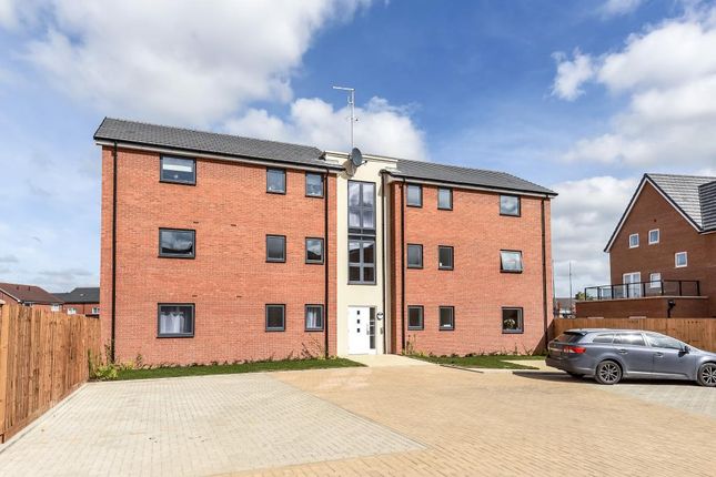 Flat to rent in Elsom Path, Aylesbury HP19