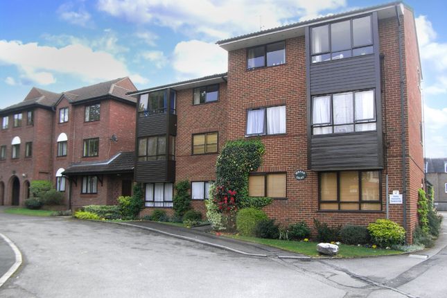 Thumbnail Flat to rent in Belmont Road, Leatherhead