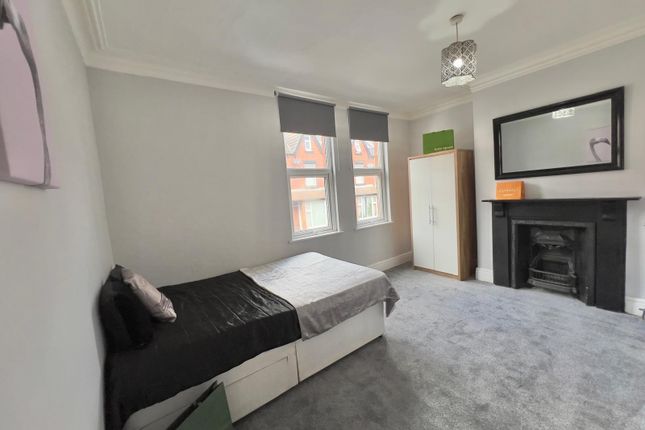Flat to rent in Hillcrest View, Chapel Allerton