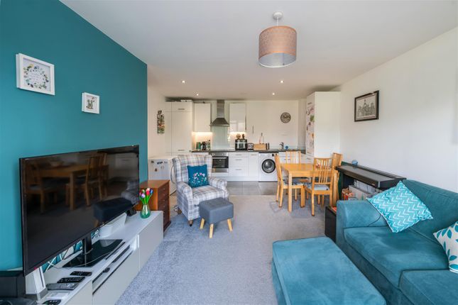 Flat 10, Russell Square,, Russells Crescent, Horley photo 4