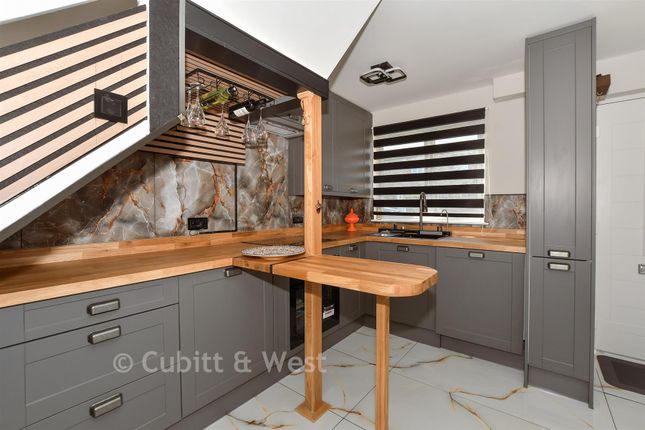 17, Sandringham Road, Crawley photo 3