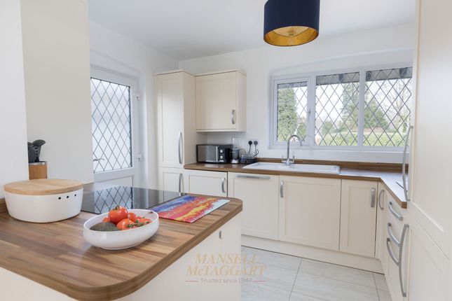 3 Mount Close, Crawley photo 4
