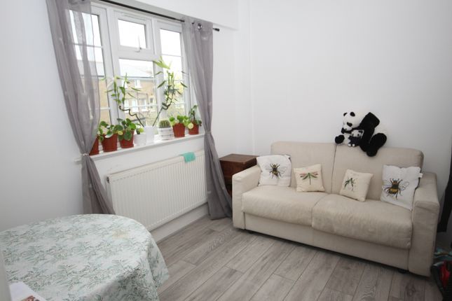 Flat to rent in Embassy House, West End Lane, London