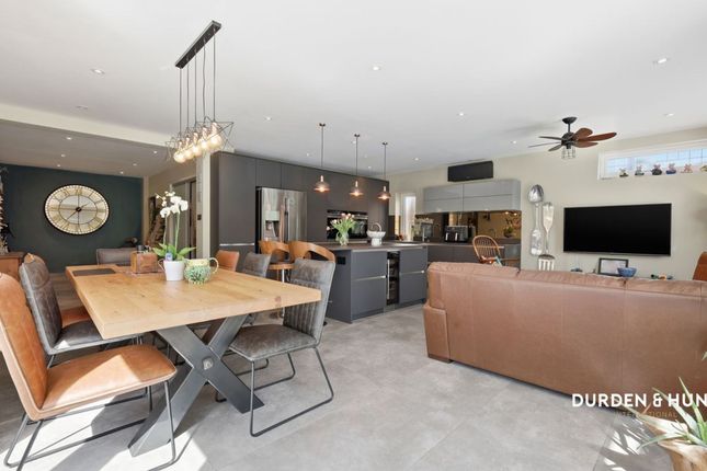 33 Spareleaze Hill, Loughton photo 4